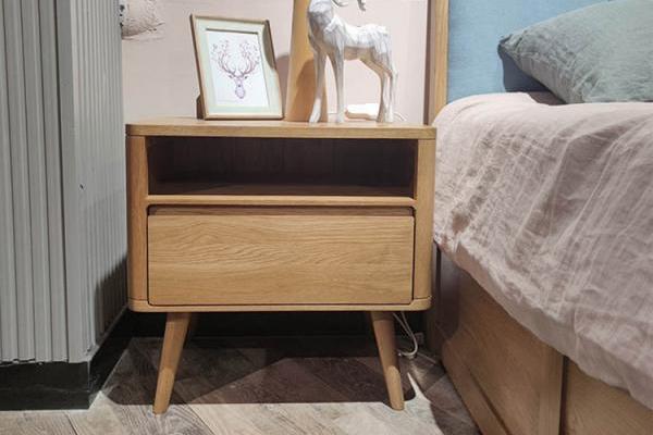 Ang oak chunky bedside table ay lalong magiging popular sa mga tao